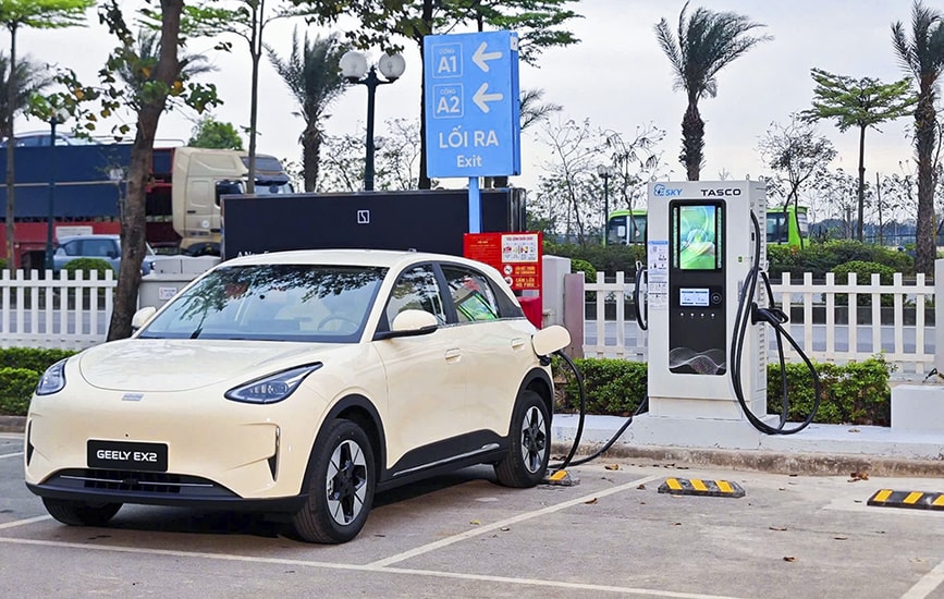 Người dùng xe điện có thể dễ dàng quản lý phiên sạc và thanh toán trực tiếp qua ứng dụng.