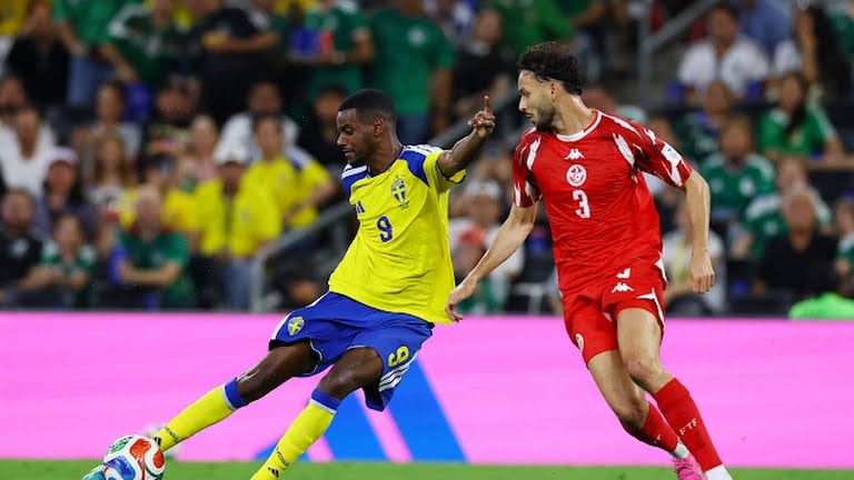 Alexander Isak ăn mừng bàn thắng nâng tỷ số lên 2-0 cho Thụy Điển.