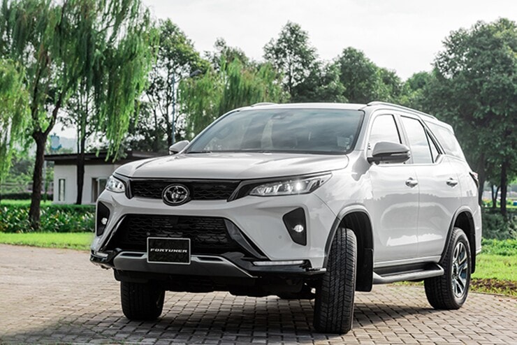 Thân xe Toyota Fortuner với đường gân nổi bật