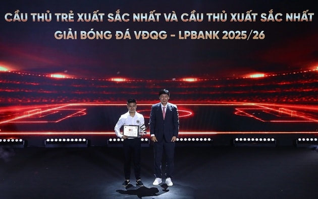 Quang Hải nhận giải thưởng Cầu thủ xuất sắc nhất tại V-League Awards 2026