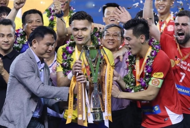 Thủ thành Patrik Lê Giang nâng cúp vô địch Cúp Quốc gia 2025/26 cùng đồng đội.