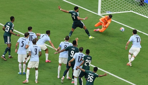 Khoảnh khắc Al-Amri ghi bàn mở tỷ số cho Saudi Arabia trước Uruguay.