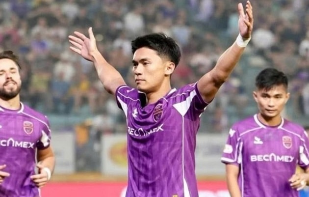 Tiền đạo Nguyễn Trần Việt Cường nỗ lực tập luyện và thi đấu trong màu áo Becamex TP.HCM.