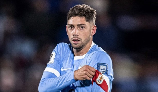 Federico Valverde nỗ lực dẫn dắt lối chơi của Uruguay trong hiệp 2.