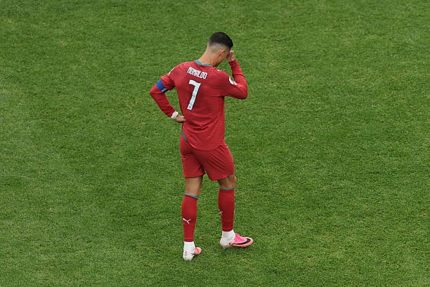 Cristiano Ronaldo đối mặt với nhiều chỉ trích về lối chơi cá nhân sau trận hòa mở màn.
