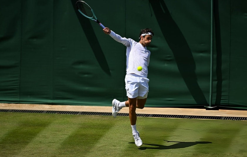Lorenzo Musetti thực hiện cú trái một tay sở trường trên mặt sân cỏ Wimbledon