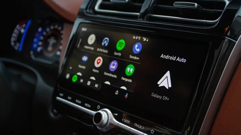 Giao diện Android Auto trên màn hình ô tô hiển thị các ứng dụng điều hướng và giải trí