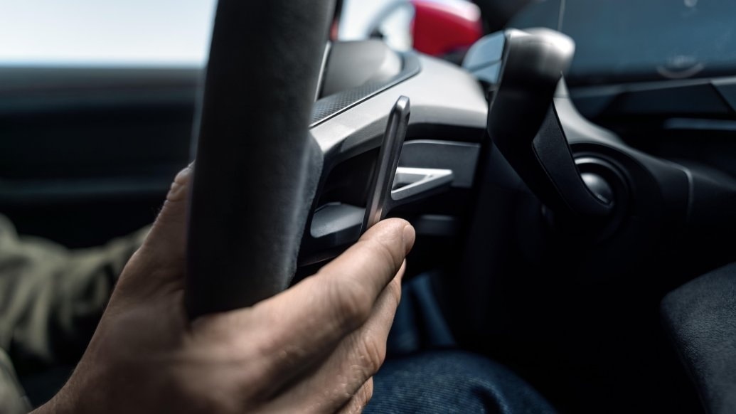 Nút bấm kích hoạt tính năng E-Shift trên vô lăng Porsche Taycan.