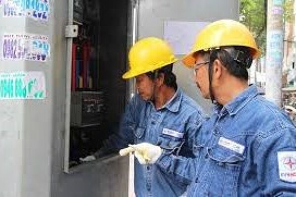 Nhân viên điện lực đang kiểm tra và bảo trì hệ thống lưới điện để đảm bảo vận hành an toàn.