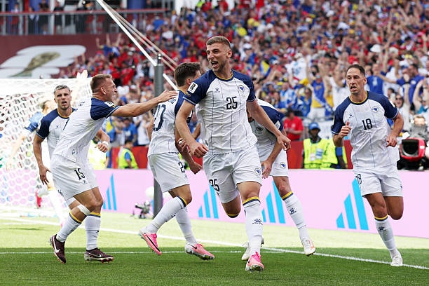 Hàng phòng ngự Bosnia được tổ chức cực kỳ kỷ luật dưới sơ đồ 4-4-2.