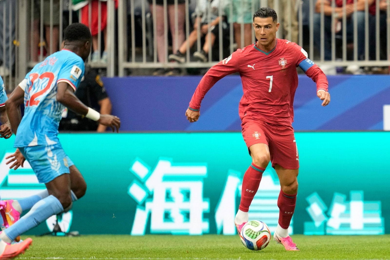 Hình ảnh Cristiano Ronaldo lộ rõ vẻ mệt mỏi và không còn sung sức trong các pha tranh chấp.
