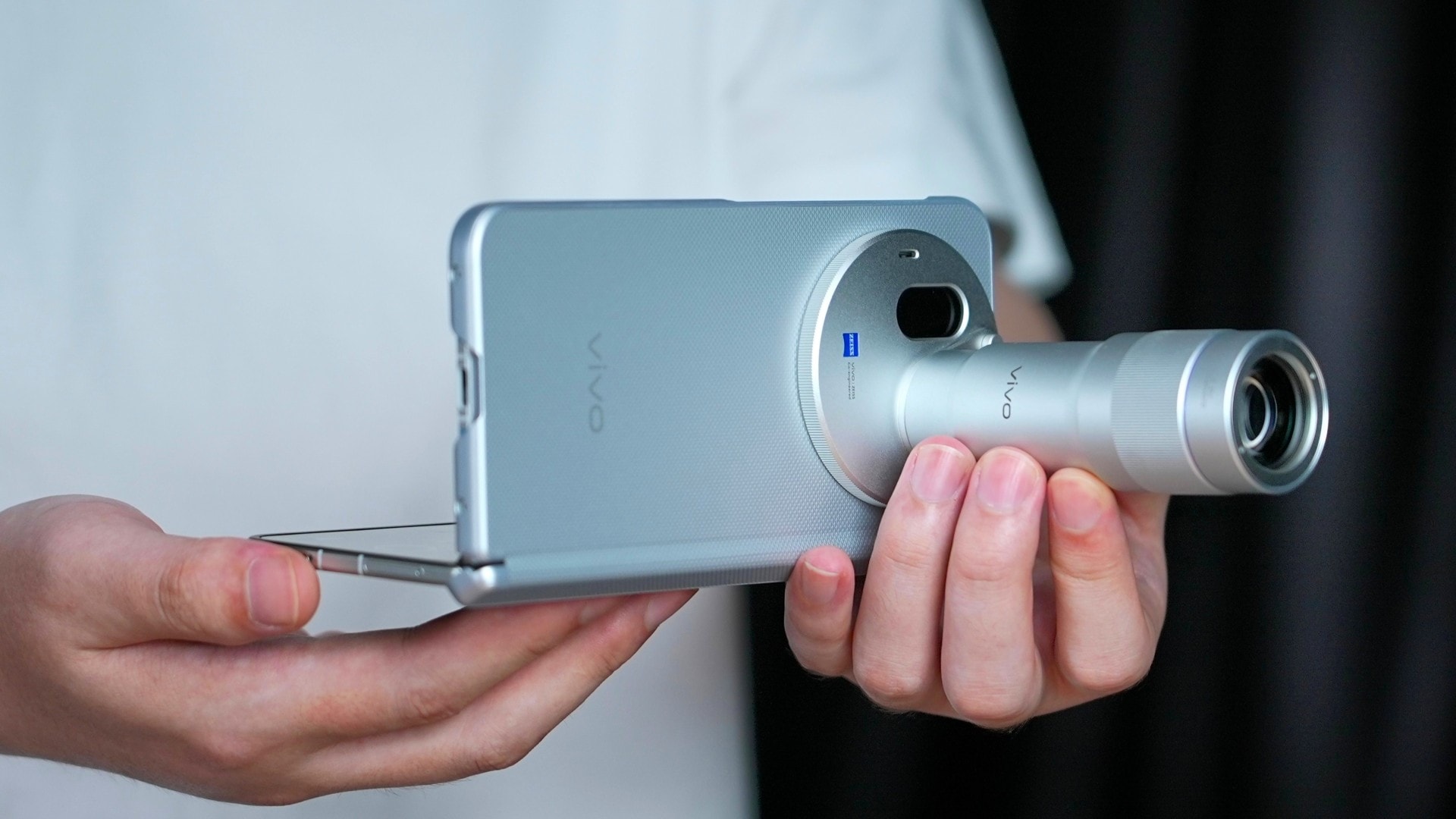 Vivo X Fold 6 với hệ thống camera Zeiss và các tùy chọn màu sắc trong video thử nghiệm độ bền.