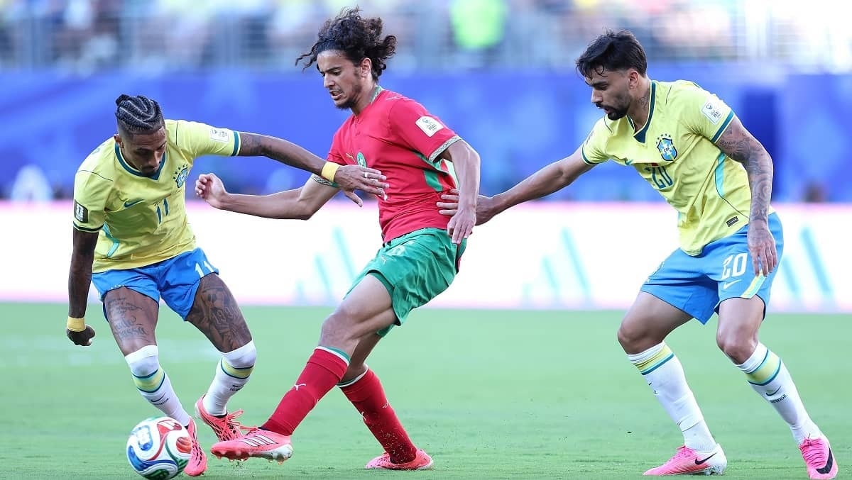Ayyoub Bouaddi kiểm soát trung tuyến trong trận đấu gặp các ngôi sao Brazil.