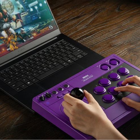 Cận cảnh thiết kế của 8BitDo Arcade Stick hỗ trợ chơi game trên máy tính Windows.