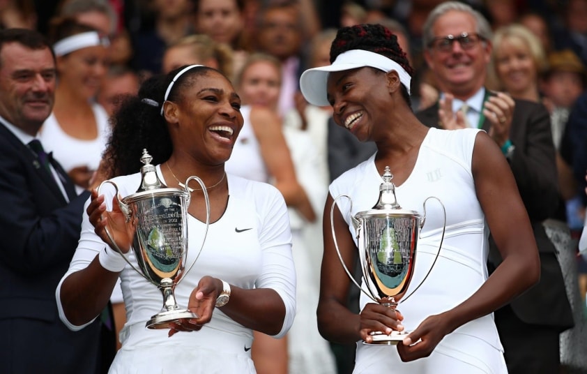 Chị em Serena và Venus Williams nâng cúp vô địch đôi nữ tại Wimbledon 2016