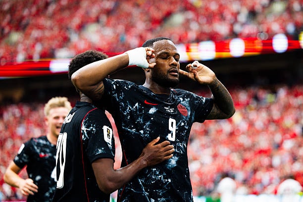 Cyle Larin ăn mừng bàn thắng mở tỷ số cho Canada.