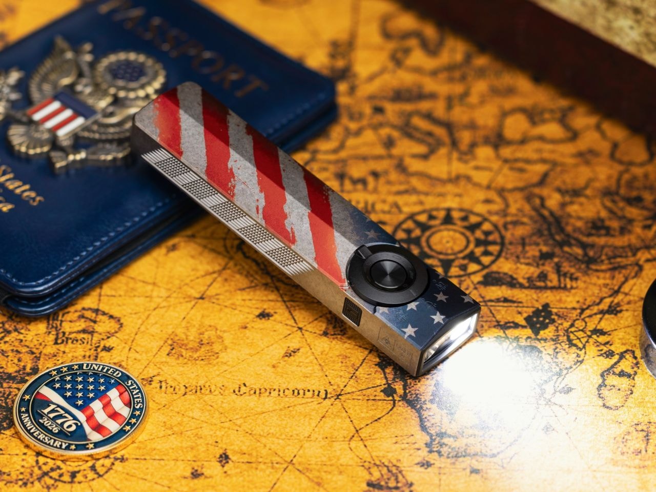 Đèn pin Olight ArkPro Stars & Stripes Edition tích hợp đèn floodlight 1.500 lumen.