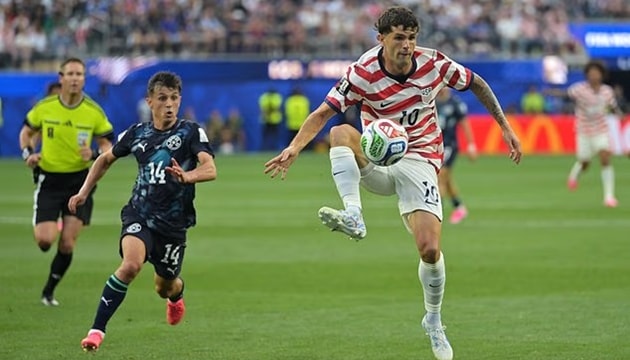 Christian Pulisic tập riêng với băng ép ở bắp chân trái tại sân tập tuyển Mỹ.