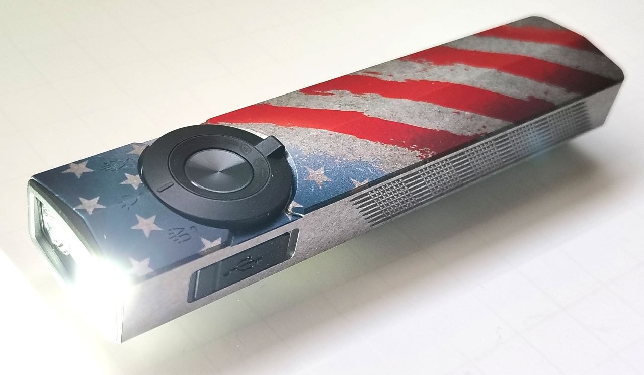 Độ sáng 1.500 lumen từ đèn floodlight của ArkPro Stars & Stripes.