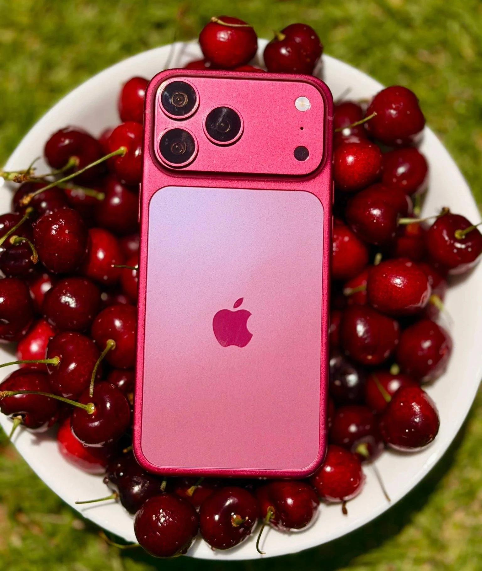 iPhone 18 Pro Max màu Dark Cherry với thiết kế sang trọng