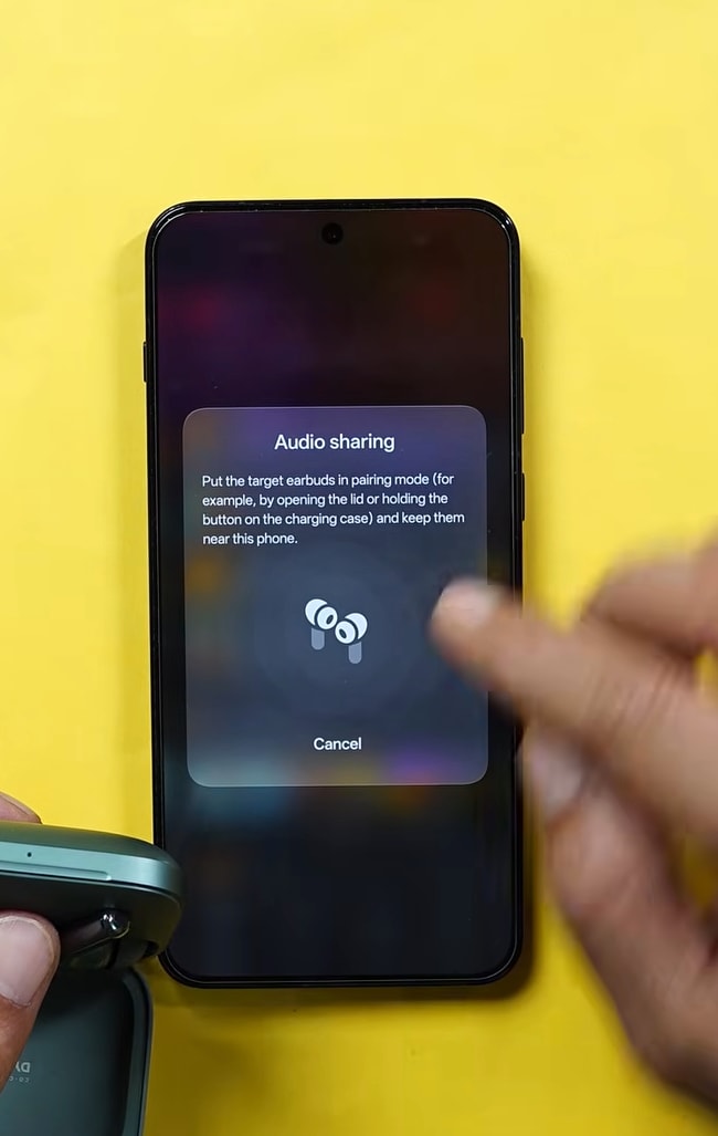 Màn hình thiết lập chia sẻ âm thanh trên điện thoại OnePlus yêu cầu người dùng đặt tai nghe thứ hai vào chế độ ghép nối.