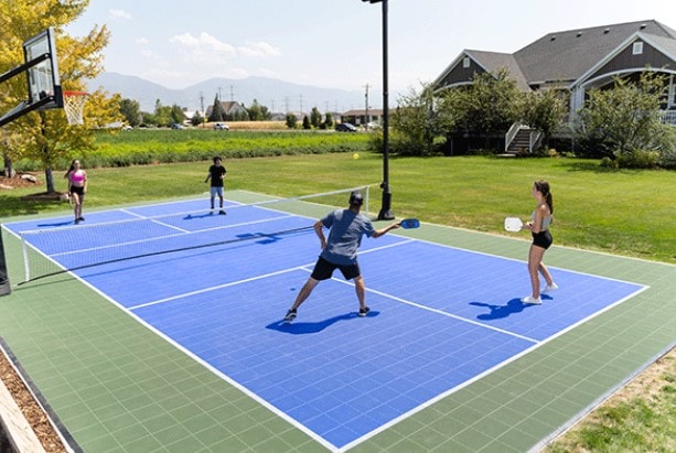 Người chơi Pickleball ở mọi lứa tuổi trên sân