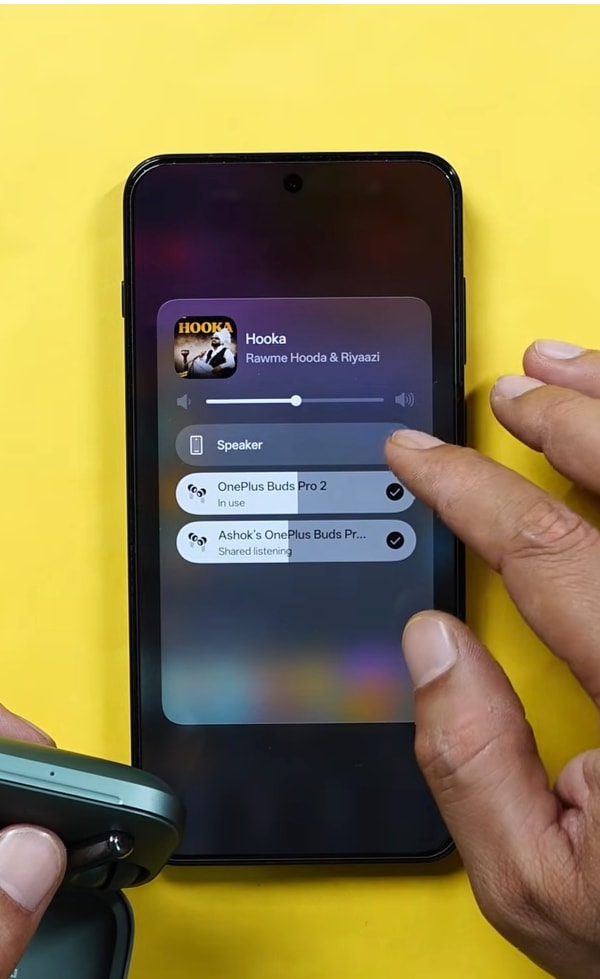 Tính năng âm thanh kép của OnePlus đang hoạt động với hai cặp tai nghe kết nối cùng lúc.