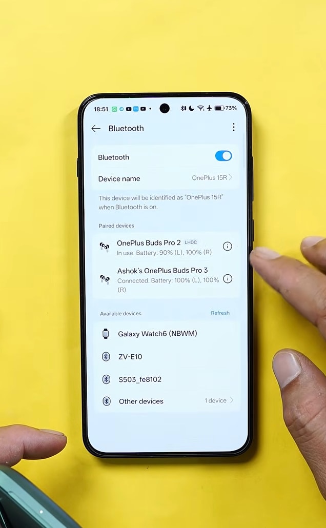 Màn hình cài đặt Bluetooth trên OnePlus 15R hiển thị hai cặp tai nghe OnePlus Buds đang kết nối đồng thời.