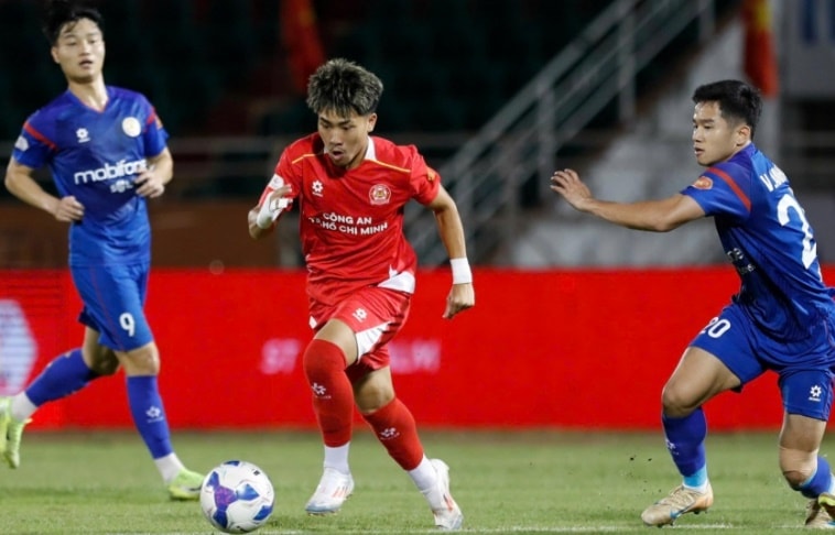 Khoa Ngô tập luyện cùng đội tuyển Việt Nam.