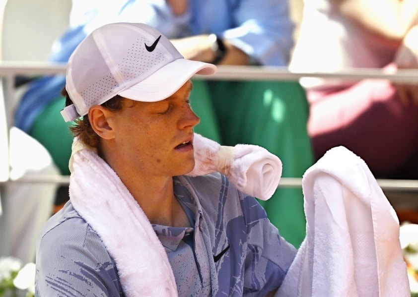 Jannik Sinner trong một khoảnh khắc mệt mỏi tại giải Roland Garros vừa qua