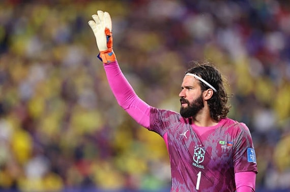Thủ thành Alisson Becker có một trận đấu nhàn nhã nhưng vẫn giữ được sự tập trung tối đa.