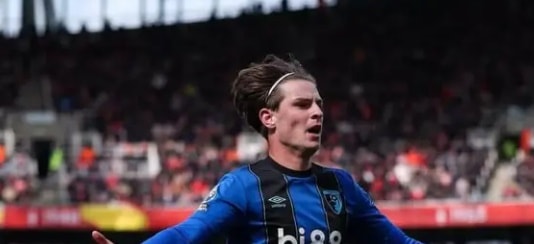 Arsenal đang cân nhắc chiêu mộ tiền vệ Alex Scott từ Bournemouth.