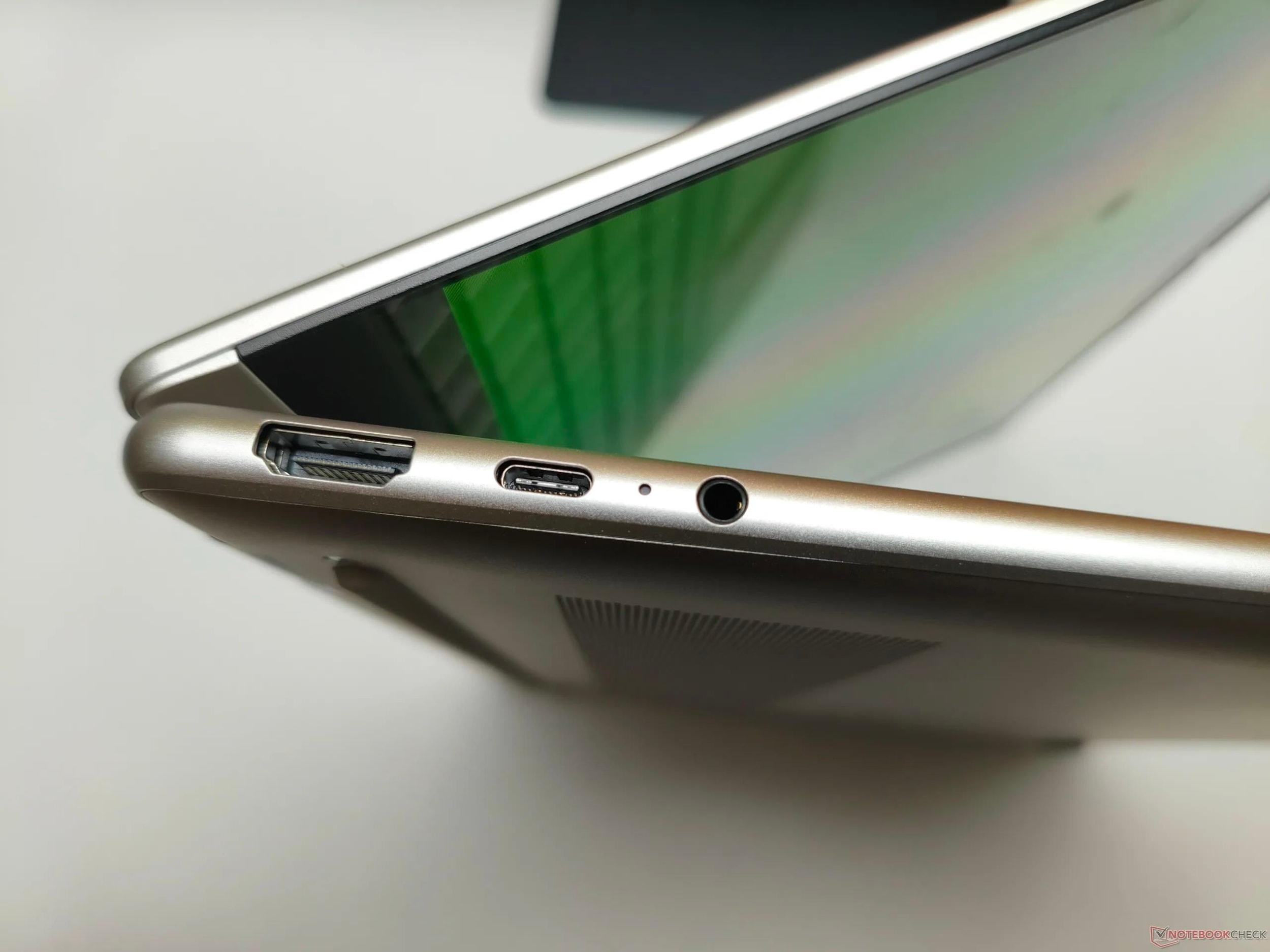 Lenovo Yoga 7a có thiết kế mỏng chỉ 15,4 mm.