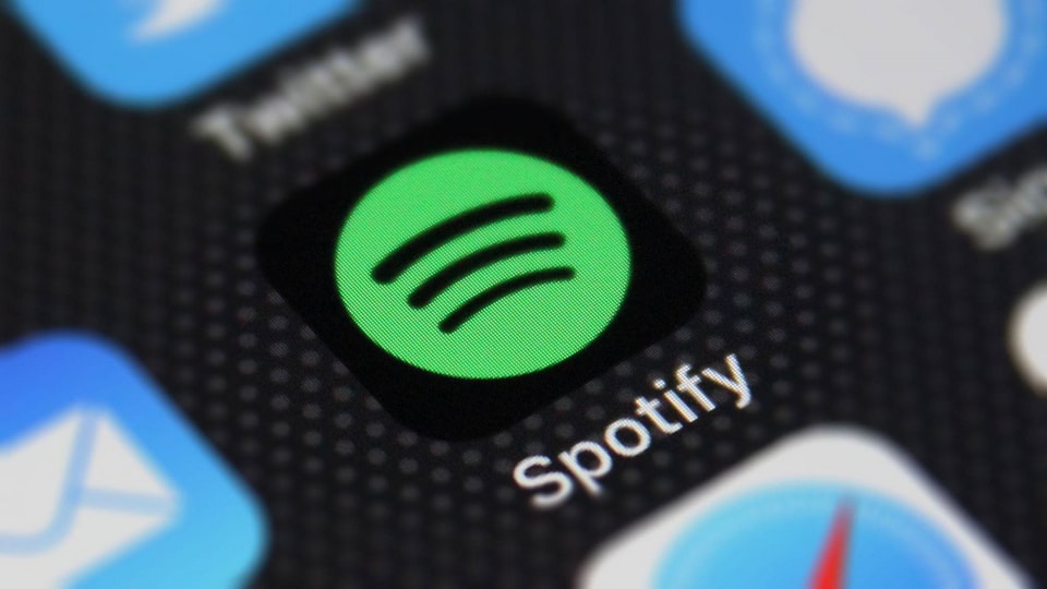 Giao diện ứng dụng Spotify trên điện thoại và máy tính