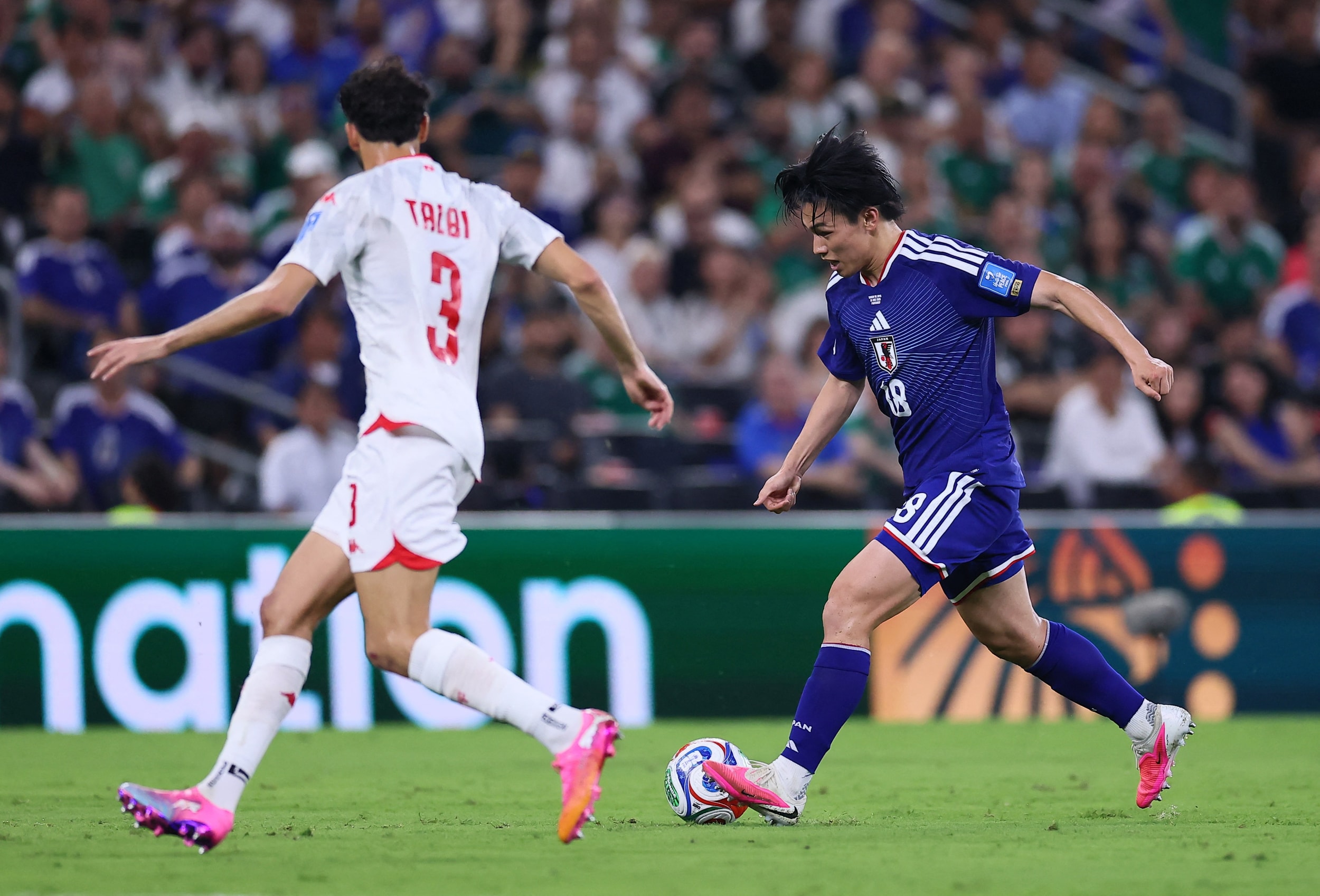 Ayase Ueda tung cú sút xa uy lực nâng tỷ số lên 2-0 cho Nhật Bản