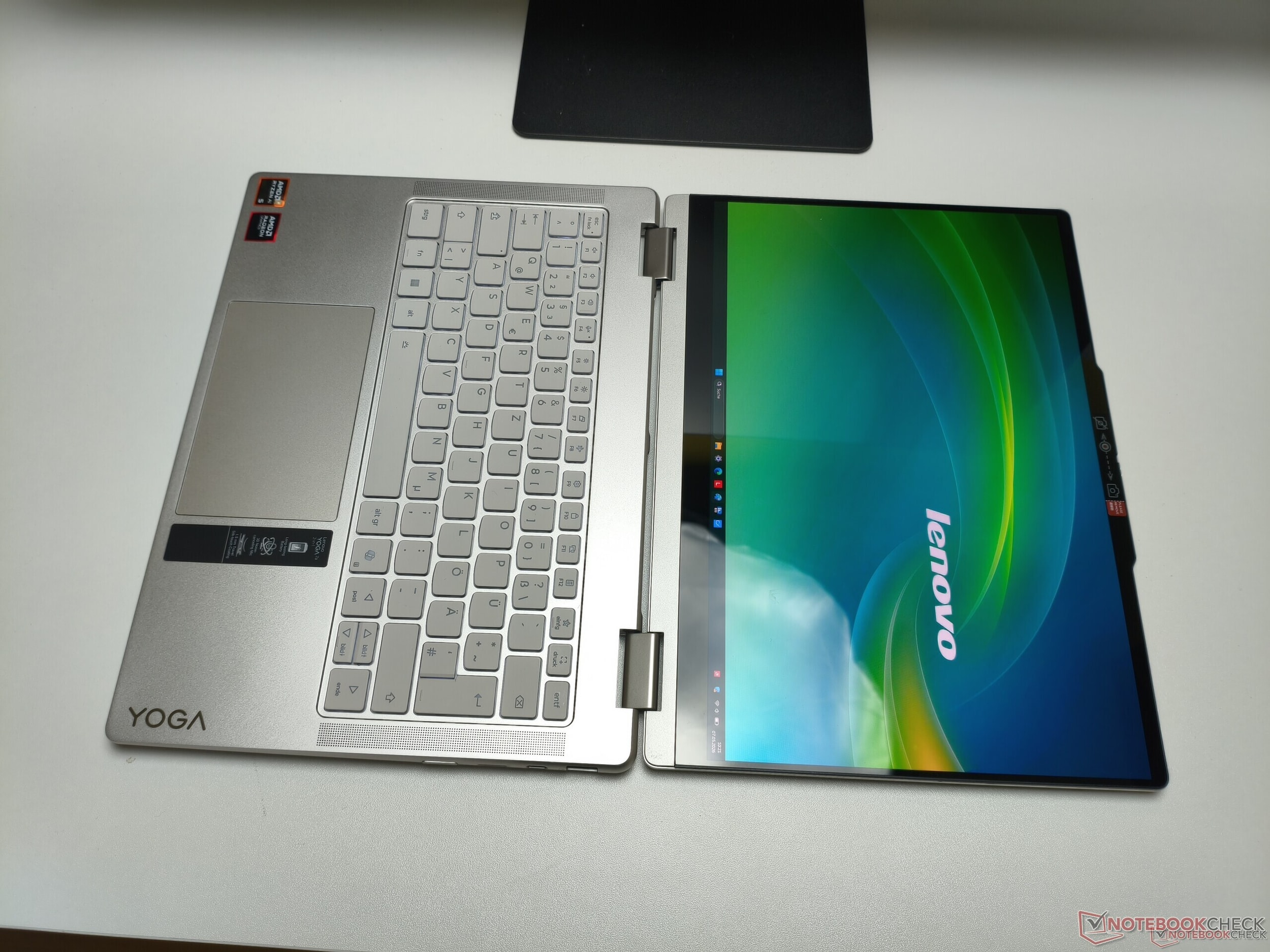 Bản lề 180 độ cho phép Lenovo Yoga 7a sử dụng ở nhiều tư thế khác nhau.