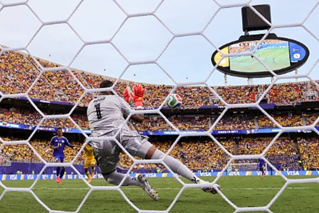 Pha cứu thua đầu tiên của Eloy Room trước cú dứt điểm của Enner Valencia ở phút thứ 3.