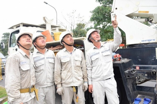 Bảo trì lưới điện Hưng Yên Nhân viên điện lực kiểm tra hệ thống lưới điện