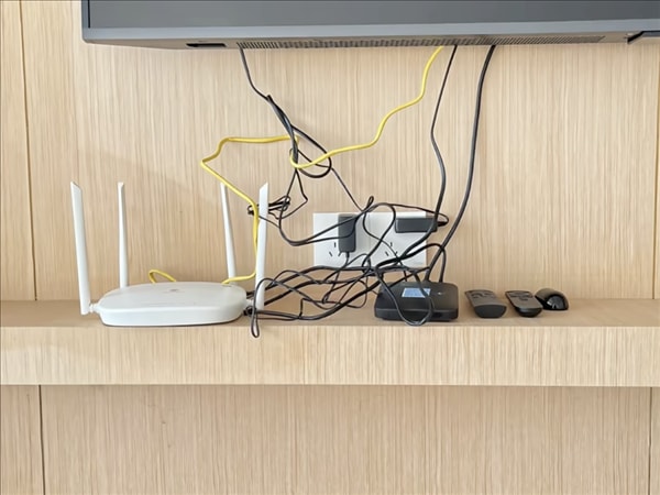 Router WiFi đặt trong không gian nội thất gia đình