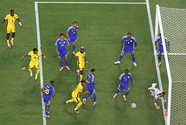Eloy Room từ chối cơ hội mười mươi của Enner Valencia ở cự ly gần.