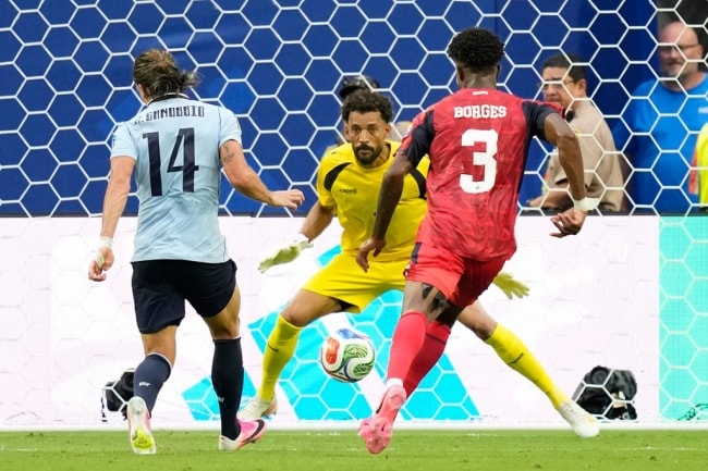 Cầu thủ Uruguay và Cape Verde trong trận hòa kịch tính 2-2.