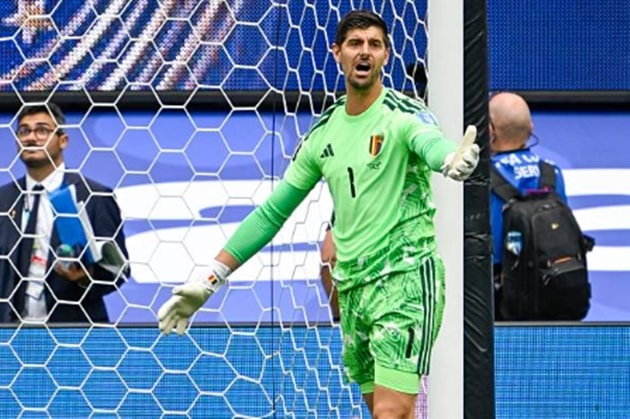 Thủ môn Thibaut Courtois thể hiện đẳng cấp với những pha ra vào hợp lý và cứu nguy xuất sắc.