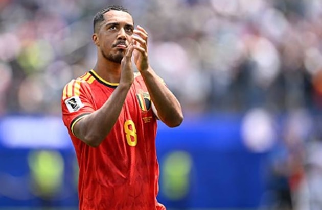 Youri Tielemans làm tốt nhiệm vụ thu hồi bóng nhưng thiếu những đường chuyền xuyên phá.
