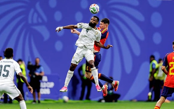 Trung vệ Aymeric Laporte chỉ huy hàng phòng ngự Tây Ban Nha