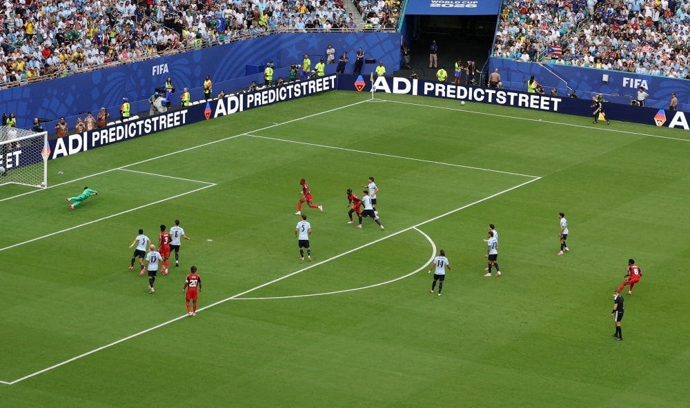 Kevin Pina ghi bàn từ cú sút phạt đẳng cấp vào lưới Uruguay tại World Cup 2026