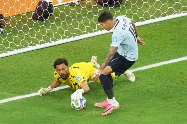 Thủ thành kỳ cựu Vozinha của Cape Verde thi đấu thăng hoa trước Uruguay.