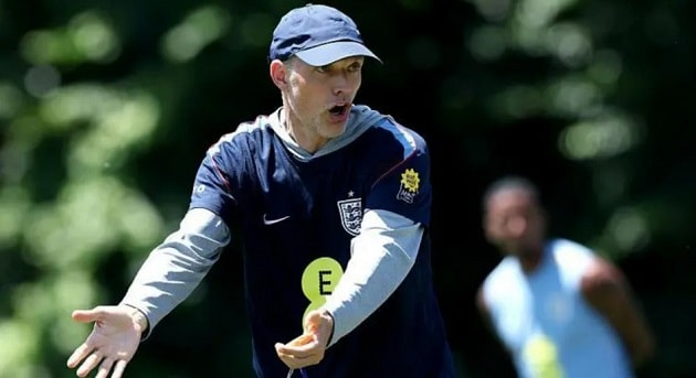 HLV Thomas Tuchel chỉ đạo gắt gao trên sân tập của đội tuyển Anh.