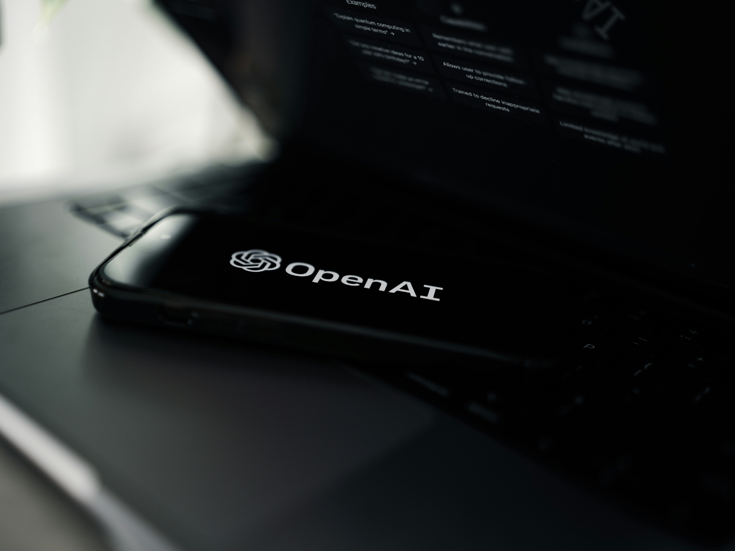 Logo OpenAI trên điện thoại di động