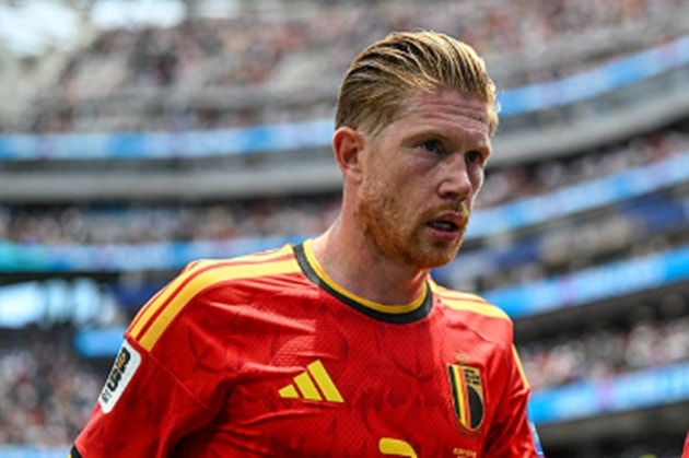 Kevin De Bruyne thi đấu vất vả khi bị theo kèm rát suốt trận đấu.