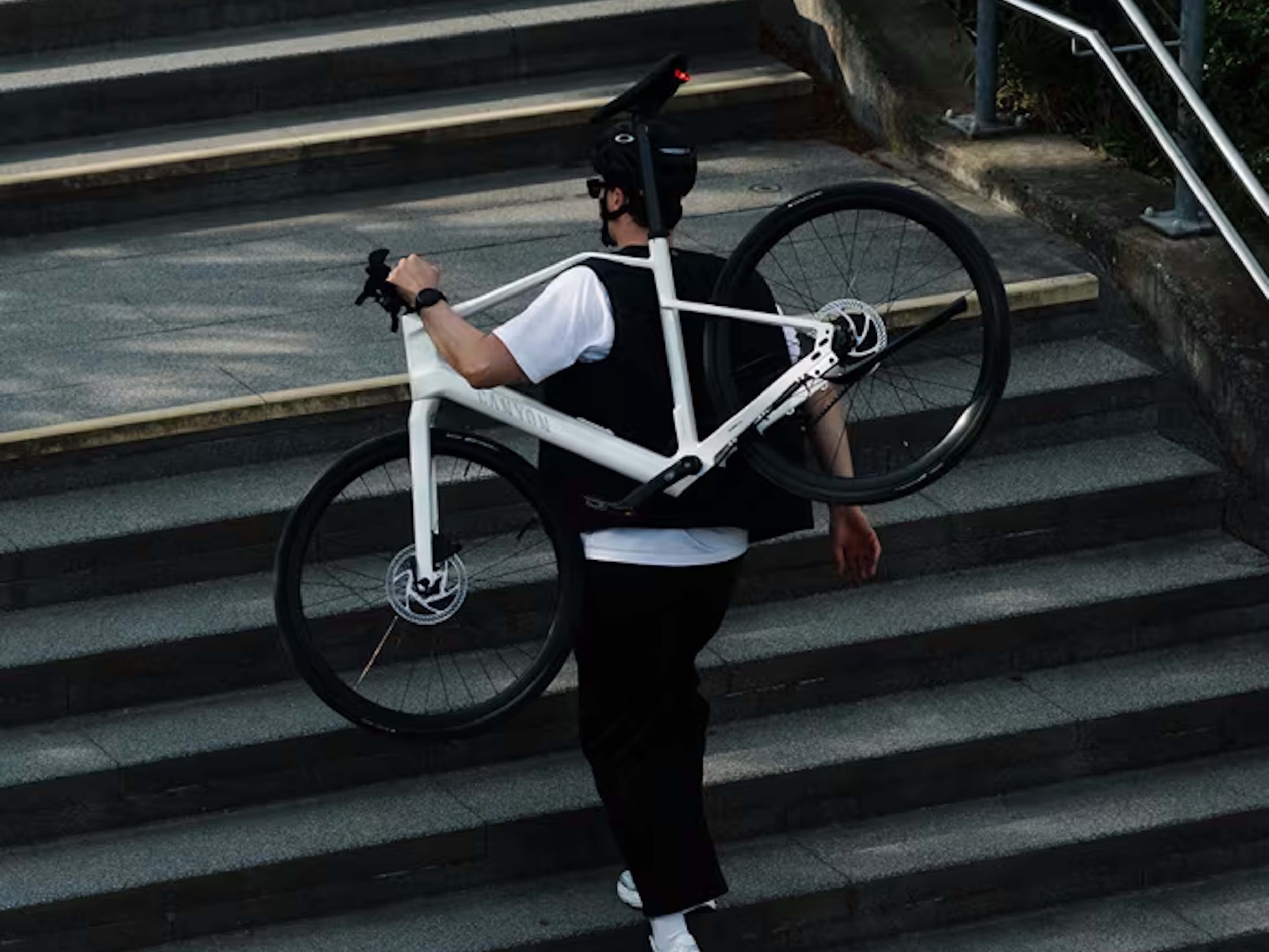 Xe đạp điện Canyon Roadlite:ON CF với khung carbon và truyền động dây đai